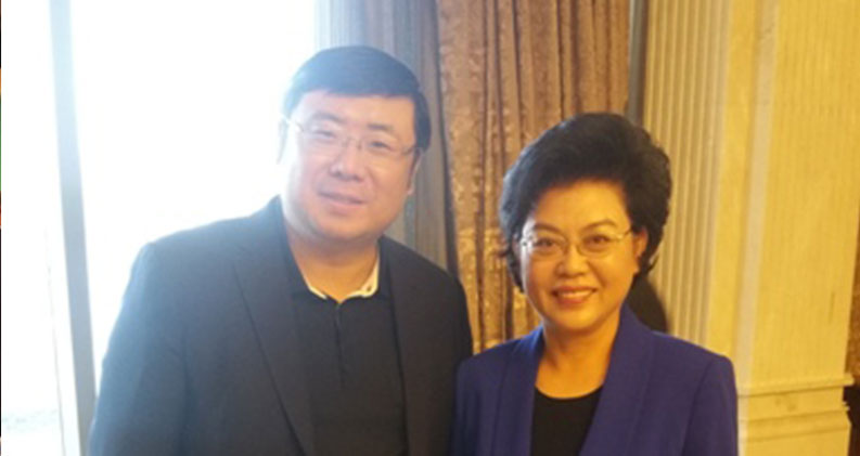 Chairman Li Yong took a photo with Liu Hui, the former First Deputy Director of the State Ethnic Affairs Commission andcurrent president of Ningxia Hui Autonomous Region